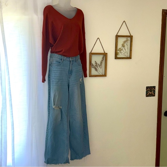 Elegant V-Neck Sweater in Terracotta Color
From Ninexis Size M/L 50% Rayon - Picture 2 of 9